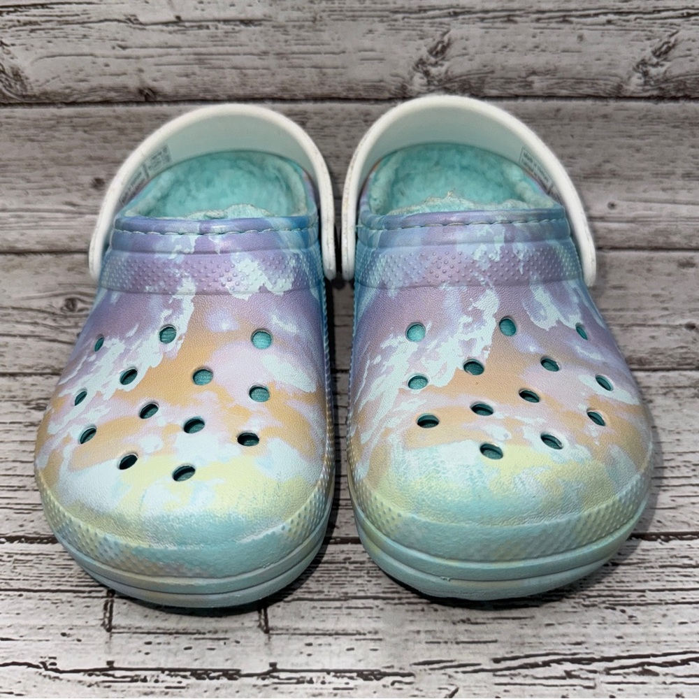 Kids Cozy Lined Crocs Slip-On Sandals Size 9 Pastel Tie-Dye Pattern Frozen Theme